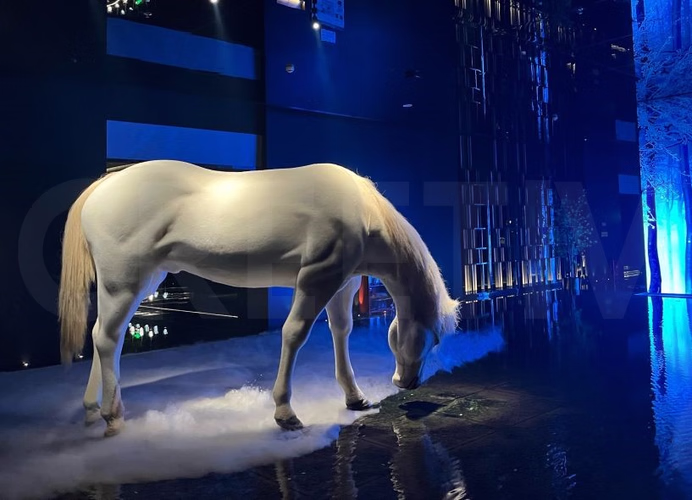 Bionic horse head turning and tail swaying animation