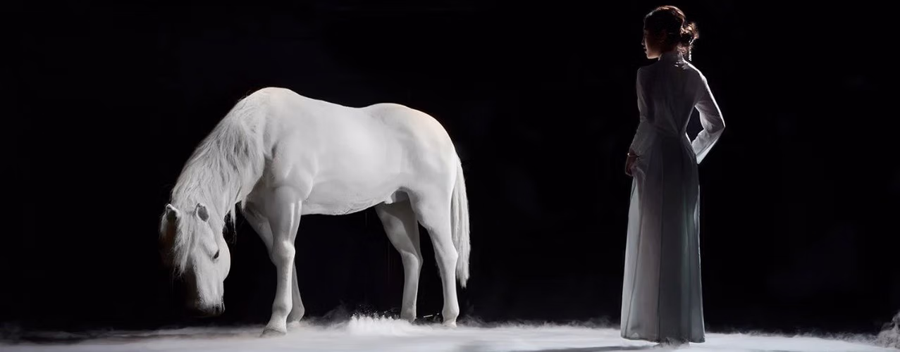 Size reference – 3.5m custom kinetic bionic horse sculpture with person for scale 2