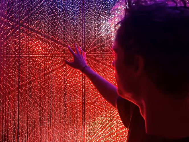 Touch-the-red-dragon-3D-display